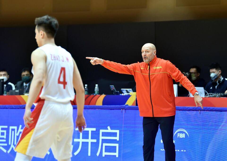 据沙赞的扮演者扎克瑞;莱维透露，黑亚当并不会出现在《雷霆沙赞！》续集，这个反派角色应当以个人电影为主，看来《黑亚当》的拍摄时间无疑将推迟